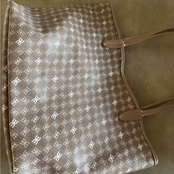 Elegant Brown Tote Bag with Pouch - Picture 5 of 5